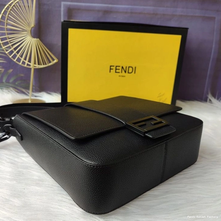 Affordable HOT Baguette Fendi Messenger Medium In Leather Cuoio Romano Black 0711